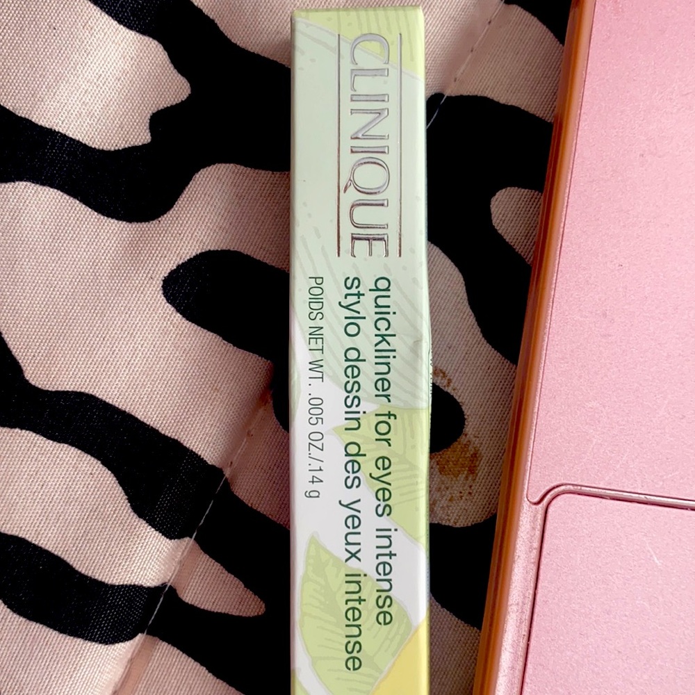 Clinique quick liners